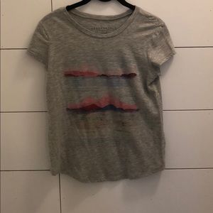 Aero scoop neck grey tee shirt, pink mountain